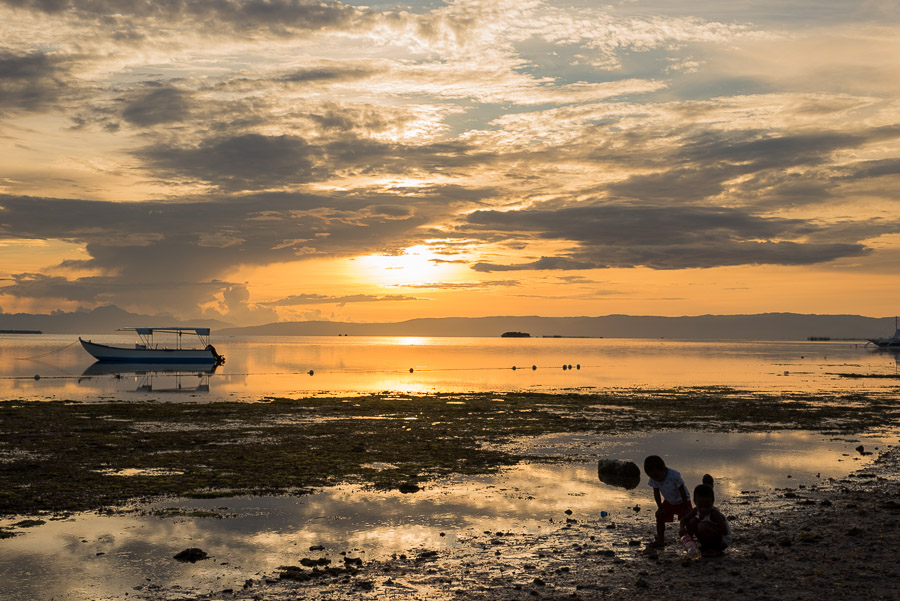 Niños jugando al atardecer en bohol, Filipinas