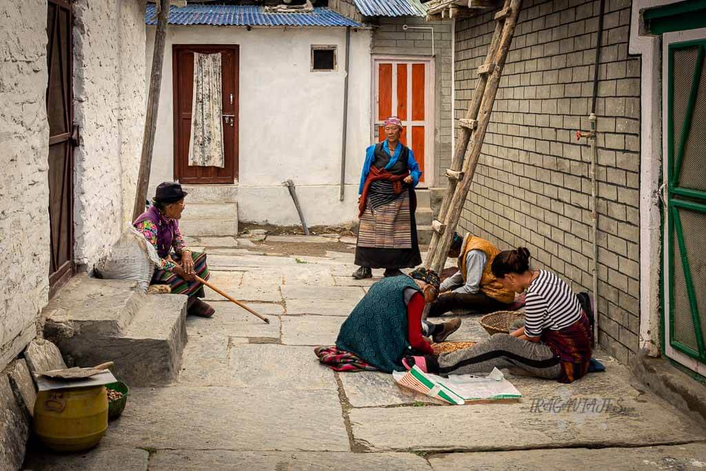 Bajo Mustang Nepal - Refugiados tibetanos trabajando