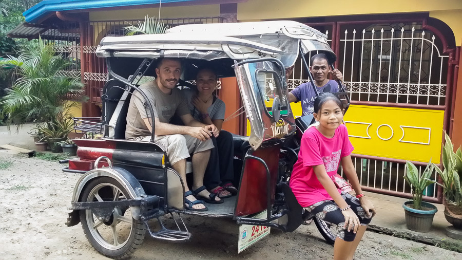 Paseo en el triciclo familiar en Filipinas