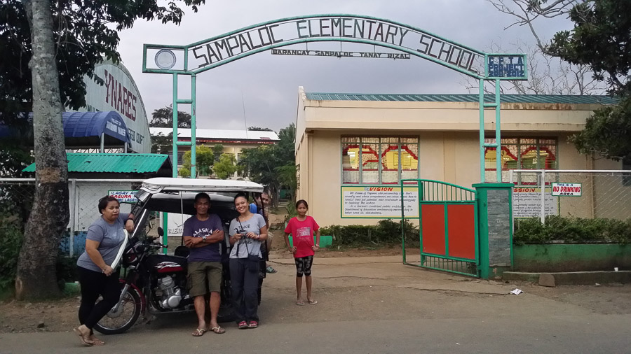 Paseo en triciclo por el pueblo de Tanay Rizal, visitando la escuela donde estudio la madre de Irene