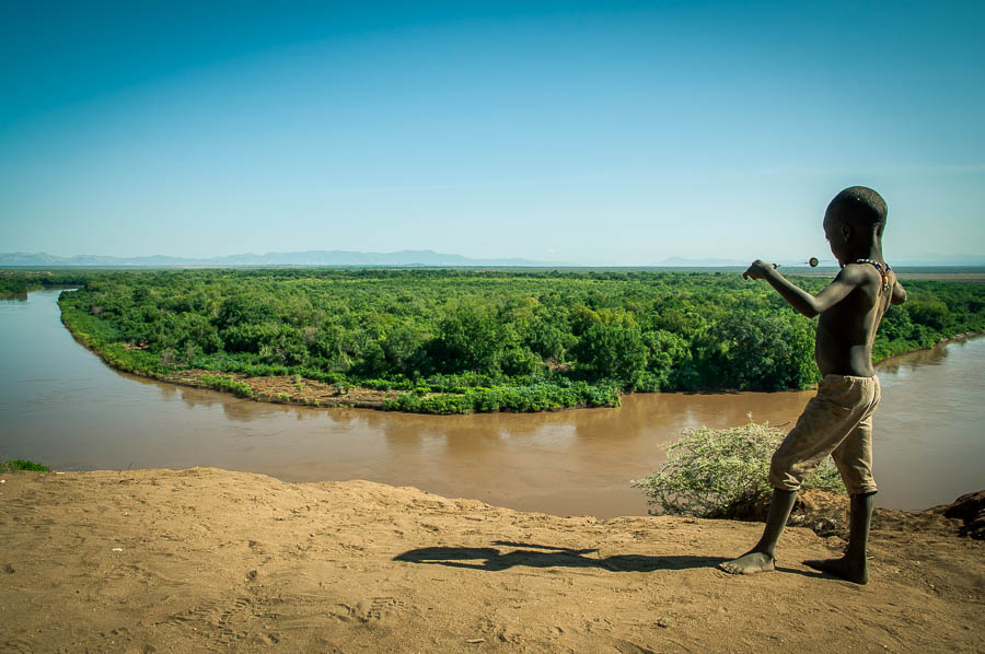 Niño Karo a orillas del rio Omo, Etiopía