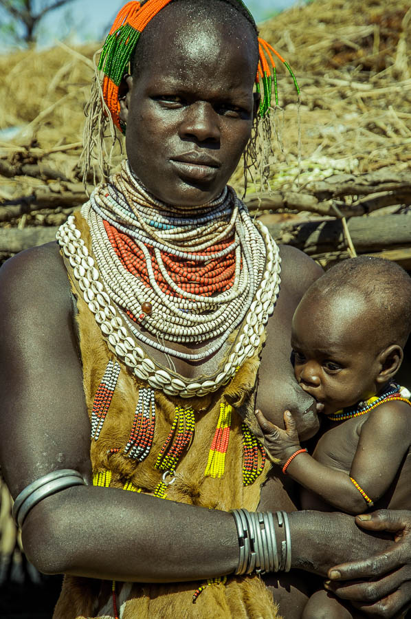 Mujer Karo amamantando a su hijo, Etiopía