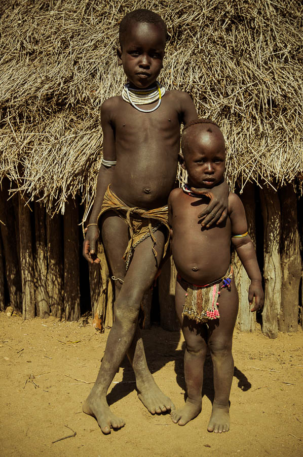 Niños Karo a orillas del rio Omo, Etiopía