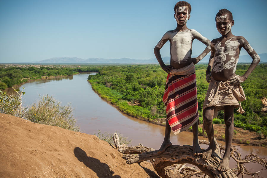 Niños Karo a orillas del rio Omo, Etiopía