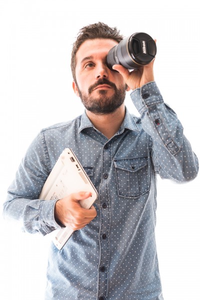 Chico en estudio, mostrando su faceta de fotógrafo e informatico