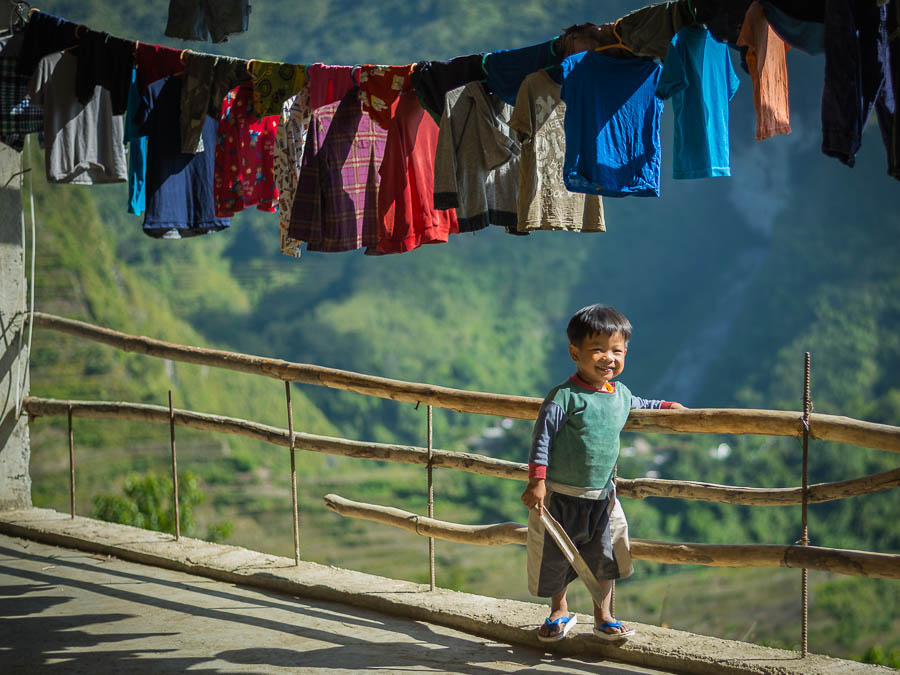 Niño Filipino sonríe en Batad, Filipinas