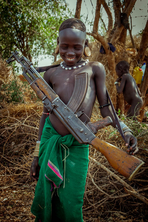 Niño Mursi portando arma, Etiopía