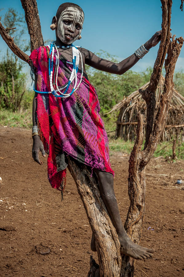 Niño armado Mursi, Etiopía