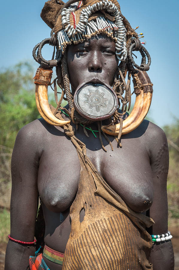 Mujer Mursi al sur de Etiopía, a orillas del rio Omo