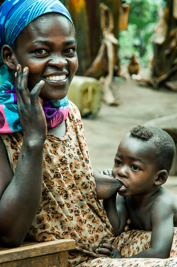 Mujer Konso amamantando a su hijo, Etiopía