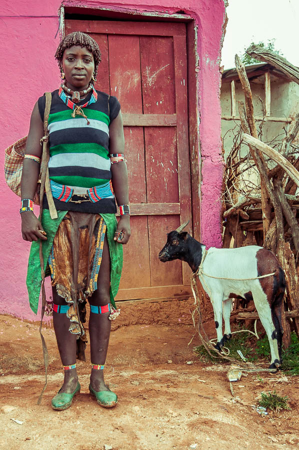 Hombre tribu Bana en mercado Key Afer, Etiopía
