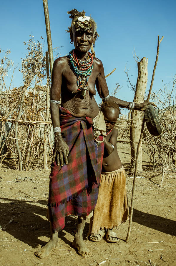 Abuela, nieta, Dassanech, Etiopia