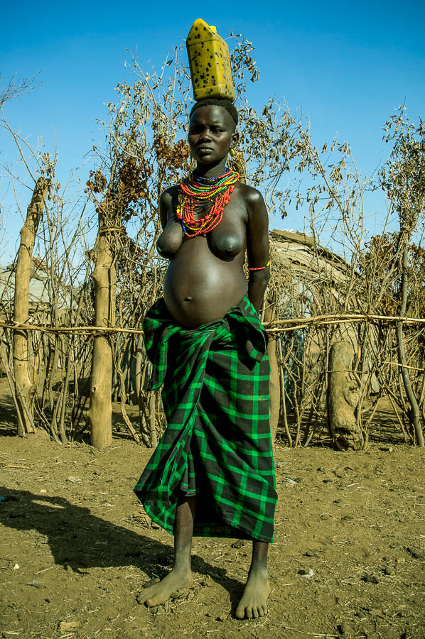 Mujer Dassanech embarazada en Etiopía
