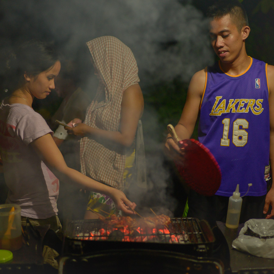 Pareja hace Barbacoa de carne en Bohol, Filipinas