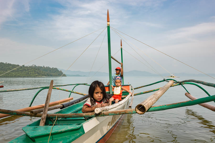 Familia prepara barco para salir a navegar. Port Barton, Filipinas