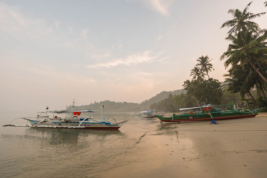 Preciosa luz durante un amanecer cualquiera en Port Barton, Filipinas