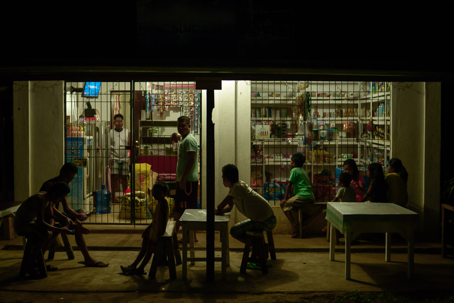 Niños viendo la televisión en una tienda, Bohol, Filipinas