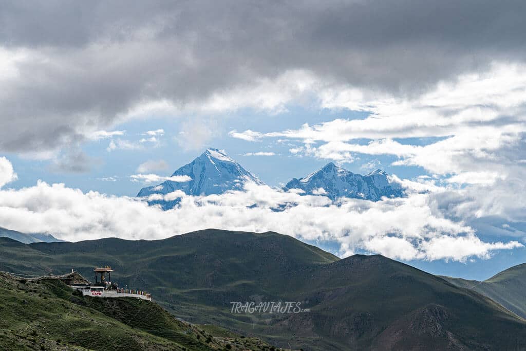 Lower Mustang - Vista del Tukuche y Dhaulagiri desde Muktinath