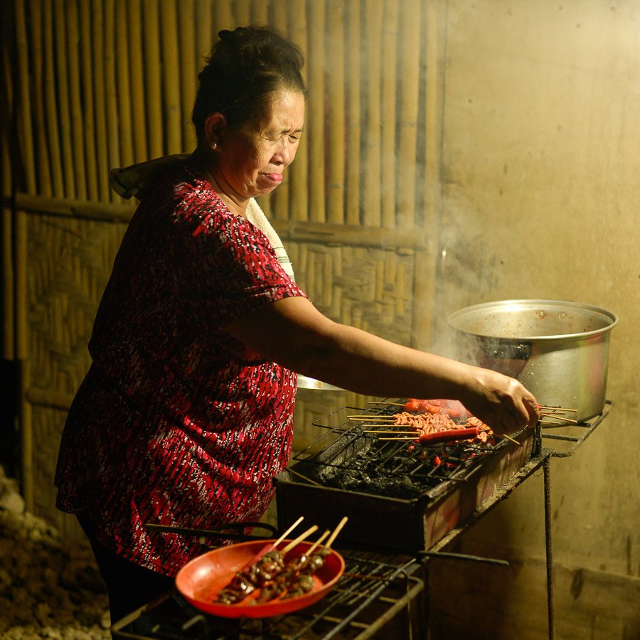 Mujer hace Barbacoa de carne en Bohol, Filipinas