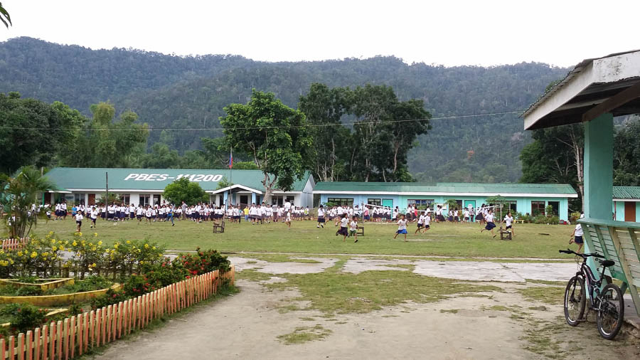 Niños a la salida del colegio, Port Barton, Filipinas