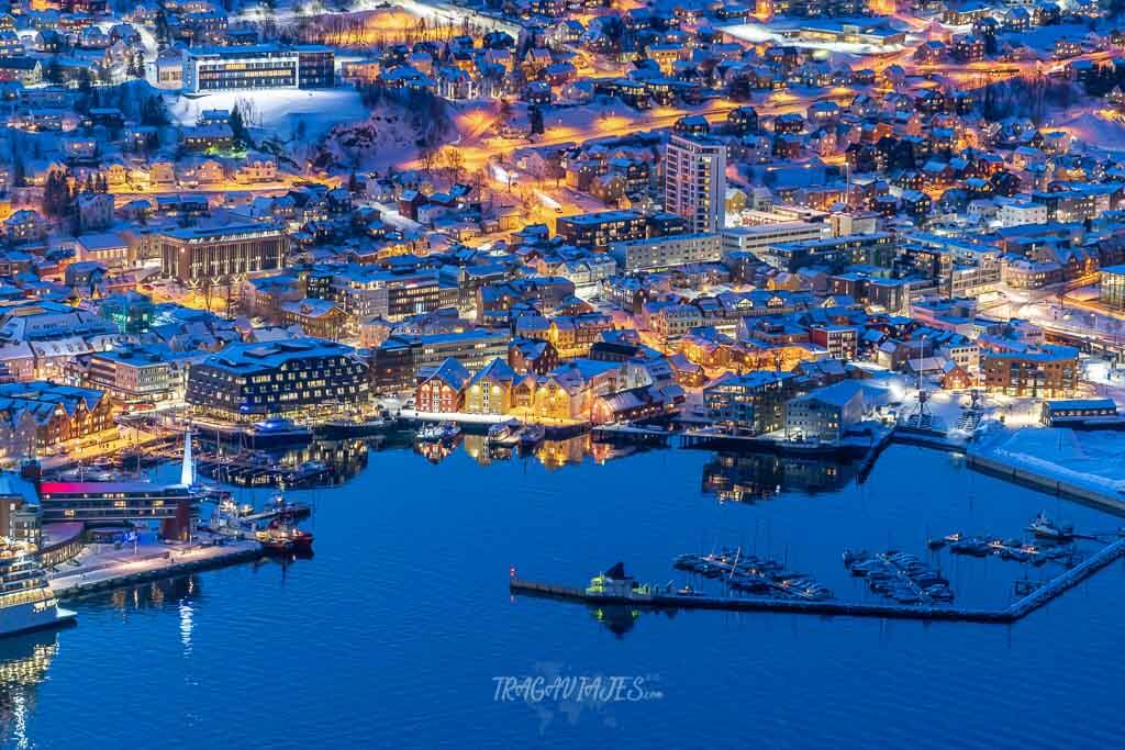 Vista del Puerto de Tromso desde el monte Storsteinen