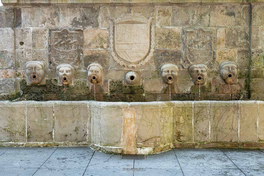 Qué ver en Avilés en 2 días - Fuente de los Caños de San Francisco