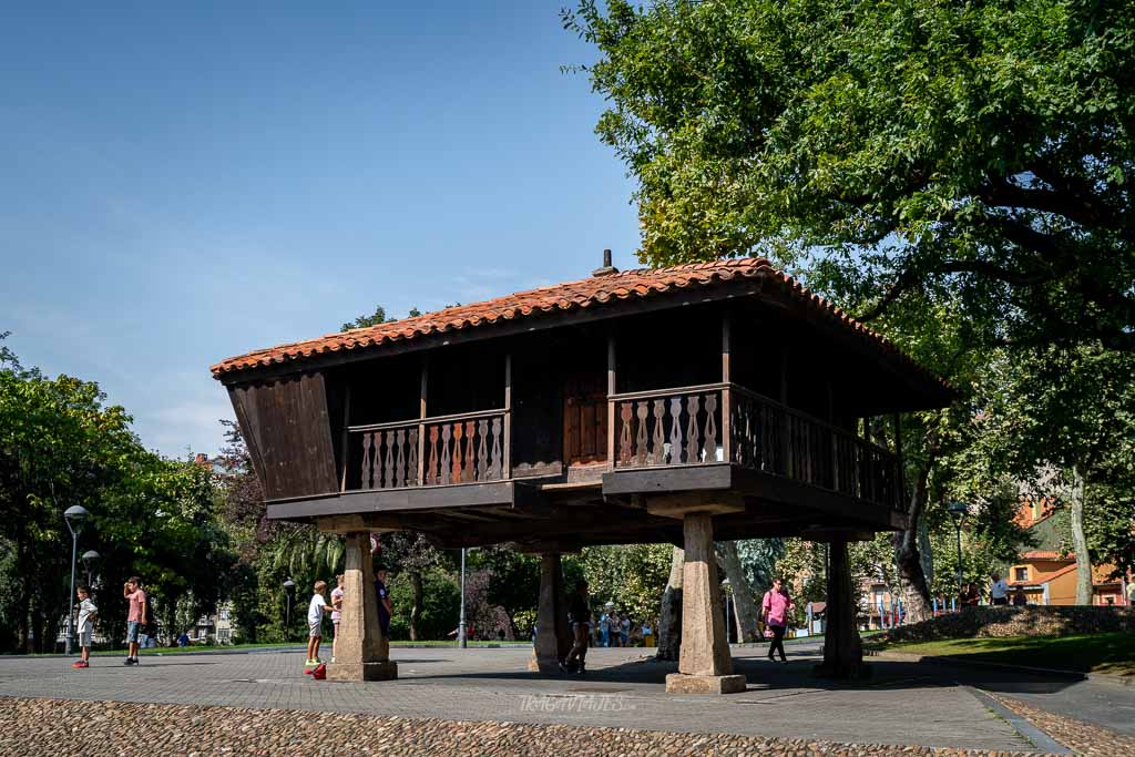 Hórreos asturianos - Plaza Carbayedo