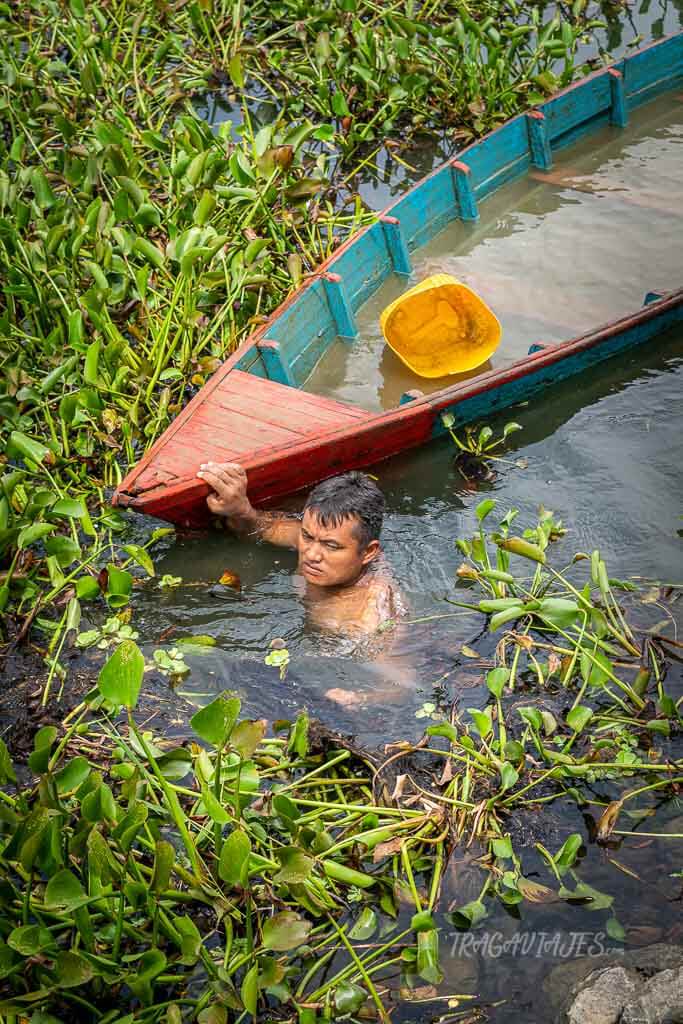 Qué ver en Pokhara - Barquero en el lago Phewa