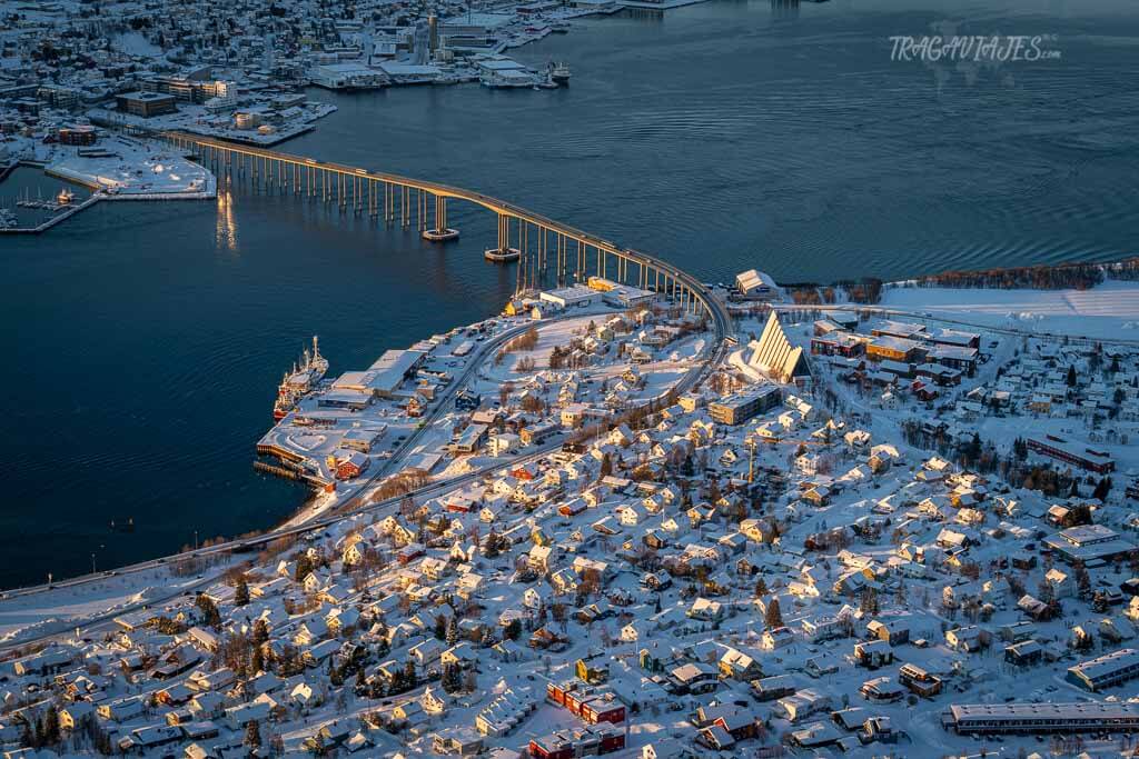 Vista del puente de Tromsøbrua