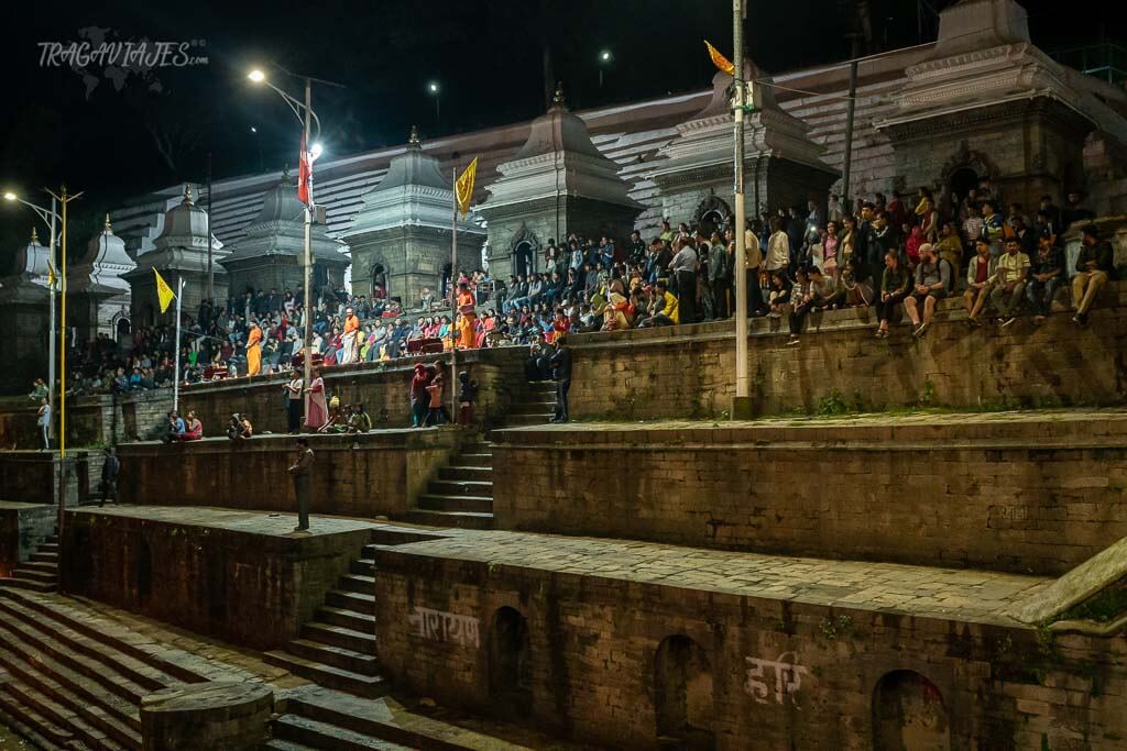 Qué ver en el valle de Katmandú y alrededores - Ceremonia Pashupati Bagmati Aarati en Pashupatinath