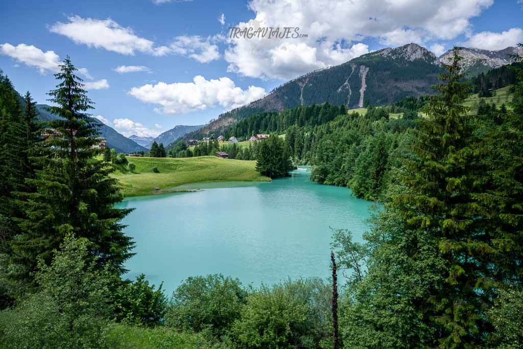 Lago de Soraga en la ruta en coche por los Dolomitas