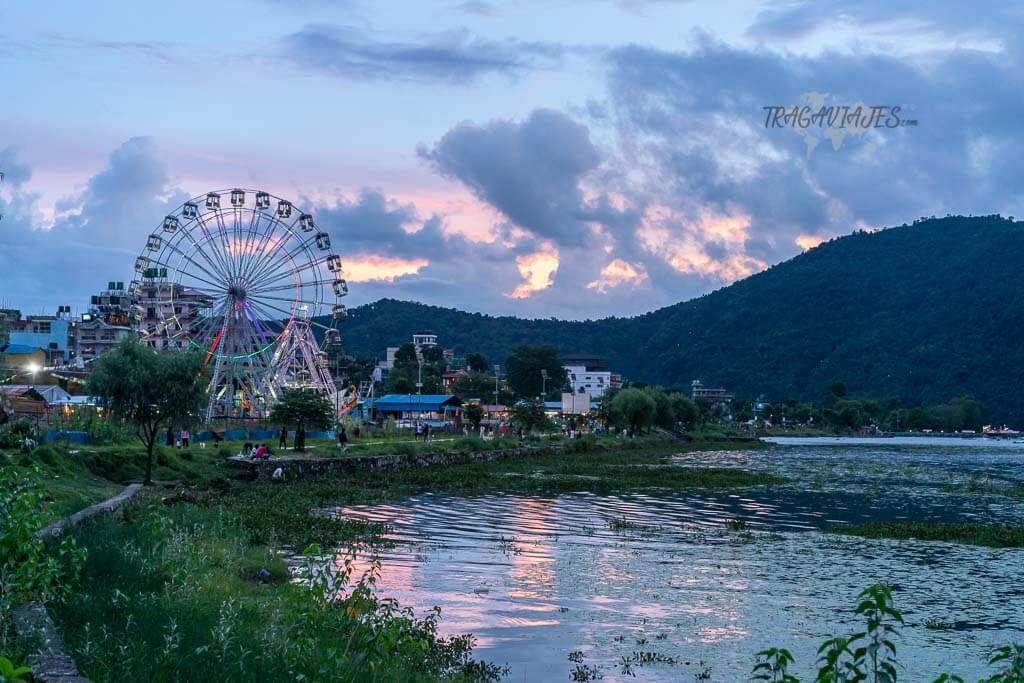 Qué ver y hacer en Pokhara - Atardecer a orillas del lago Phewa