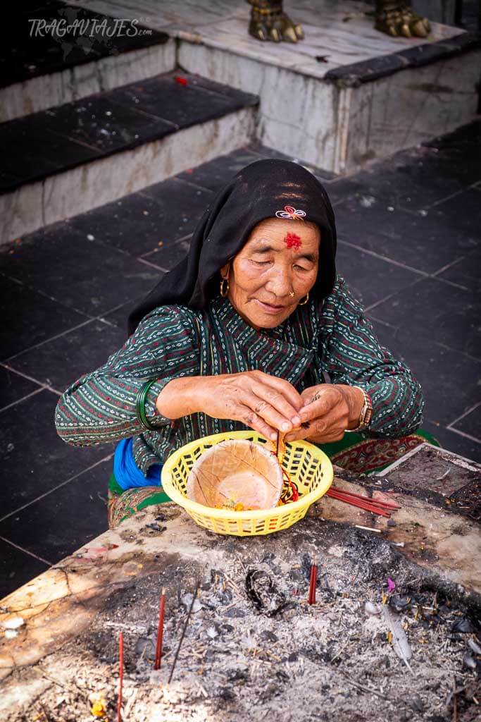 Qué ver y hacer en Pokhara - Devotos en el Templo Tal Barahi