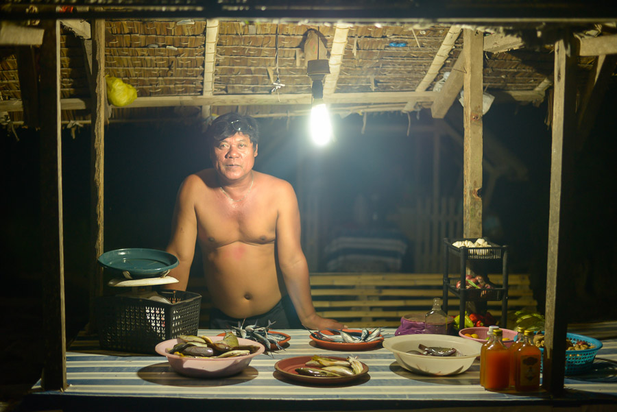 Hombre en su tienda de pescado, Filipinas