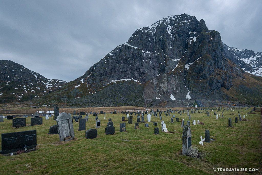 Recorrido por las islas Lofoten - Cementerio contiguo a la iglesia de Flakstad