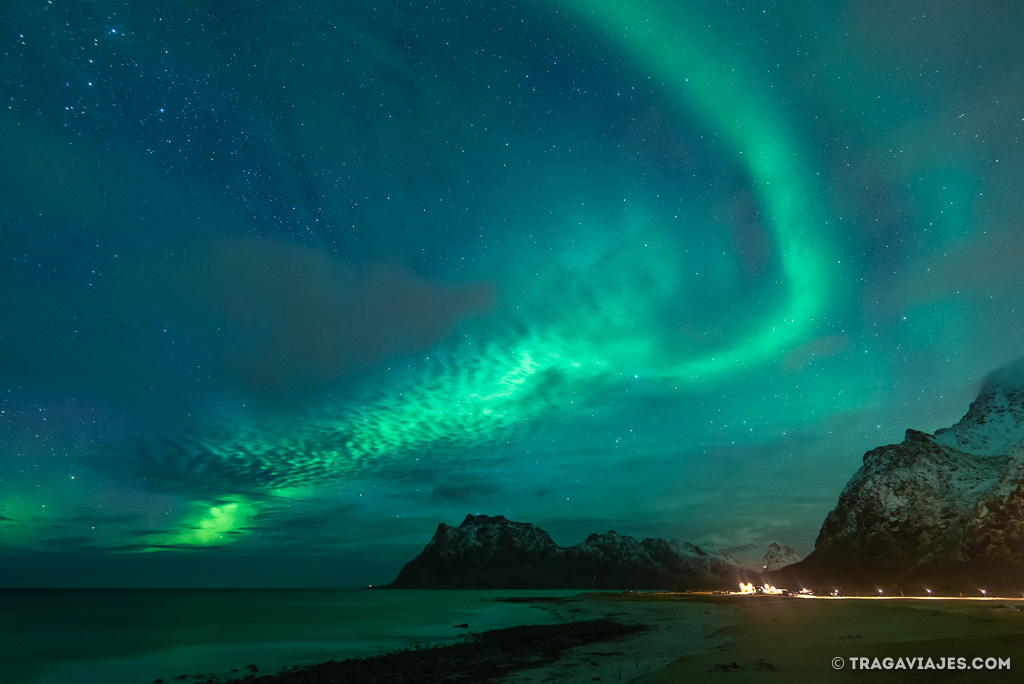 Dónde ver auroras boreales en Lofoten - Playa de Uttakleiv