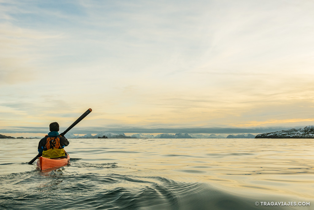 hacer kayak en Lofoten