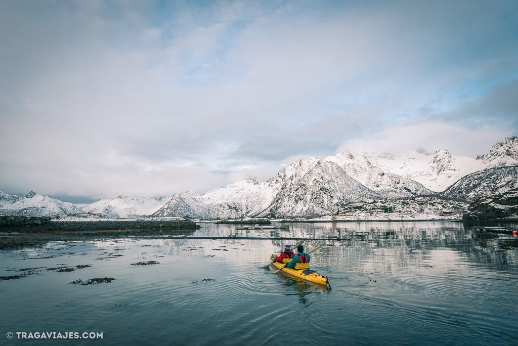 hacer kayak en Lofoten