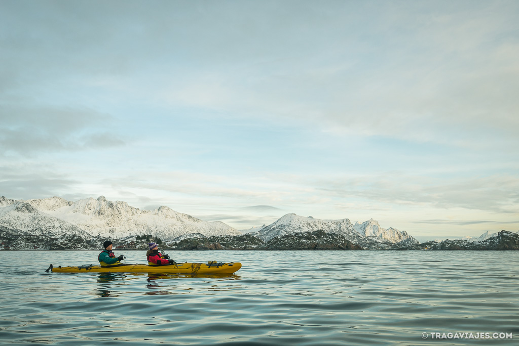 hacer kayak en Lofoten