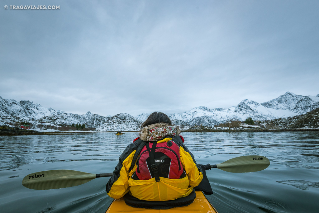 hacer kayak en Lofoten