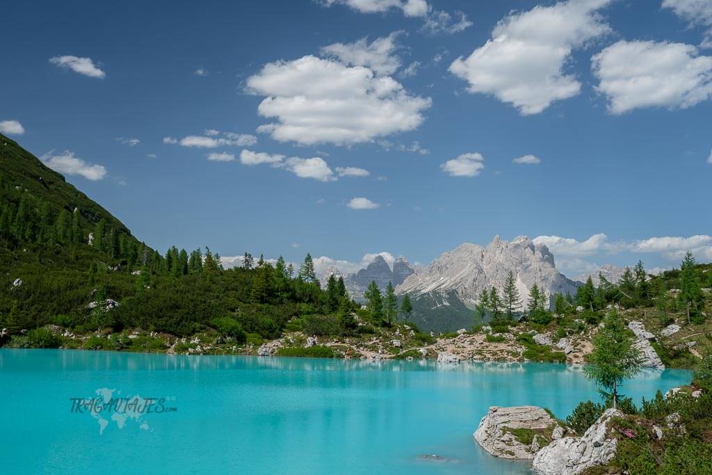 Lago di Sorapis con las Tres Cimas del Lavaredo al fondo