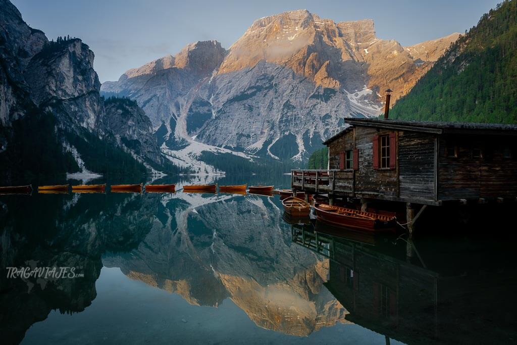 Imprescindibles que ver en los Dolomitas - Lago di Braies al amanecer