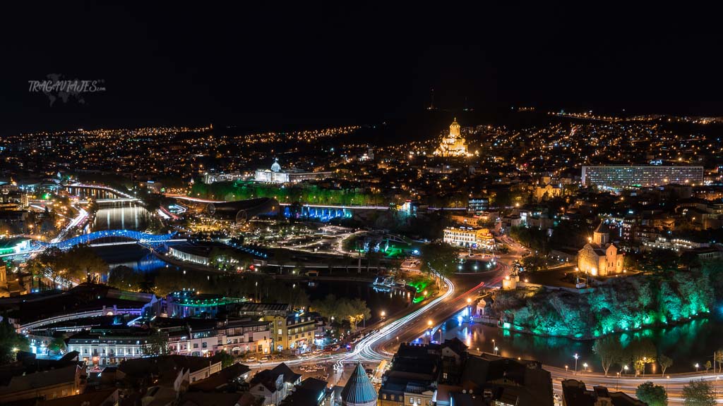 Fortaleza de Narikala de noche