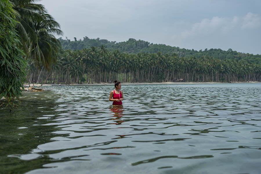 Irene camino a White Beach, Port Barton, Filipinas